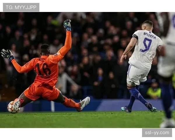 特写：马奎尔头球解围后与门将奥纳纳撞在一起，两人经队医检查后继续比赛